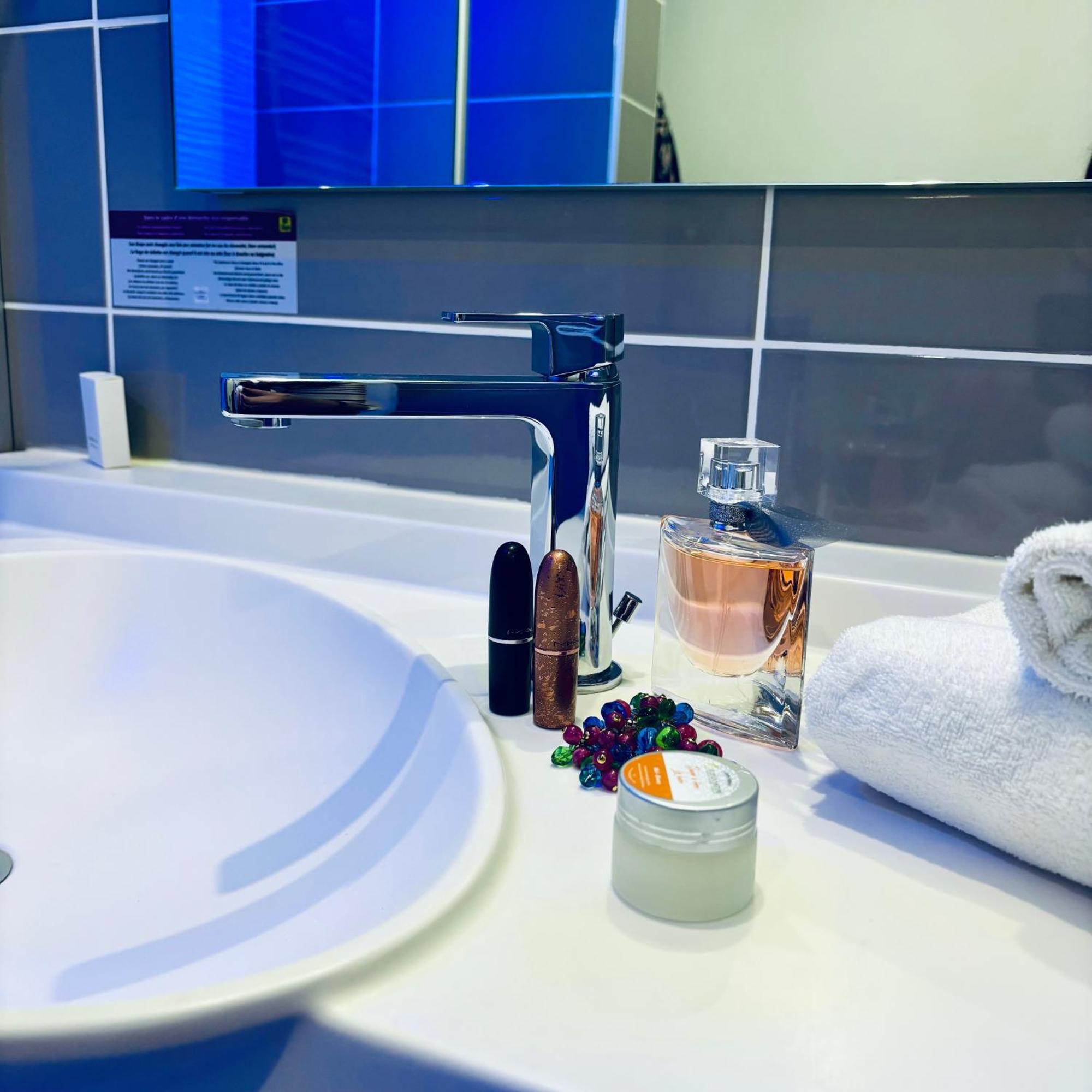 Logis Hotel-Restaurant Le Fontarabie Fontenay-le-Comte Εξωτερικό φωτογραφία